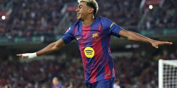 2-1！亚马尔导演逆转好戏！莱万打进职业生涯第700球巴萨登顶西甲