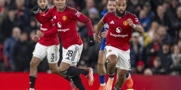 离谱！埃弗顿主力伤退+内讧染红 曼联80分钟多打1人仍输球