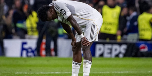 44岁阿隆索下课在即？主场仅1次射正创欧冠新耻！遭8万皇马球迷狂嘘