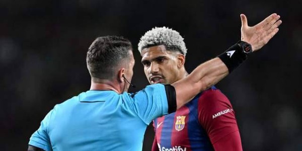 巴萨26岁队长阿劳霍状态告急：1张红牌引心态崩溃，身心俱疲将休战数周