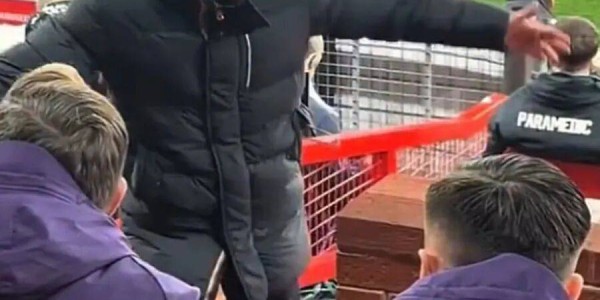 曼联又抓内鬼？阿莫林怒骂约罗防守差，卡塞米罗被换下气得倒穿外套