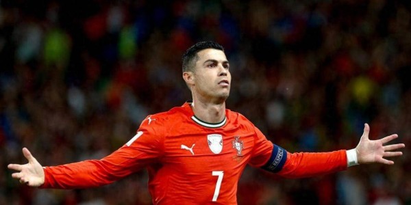 绝代双骄同发威，40岁C罗一球一助建功，38岁梅西戴帽戏法+助攻斩获金靴