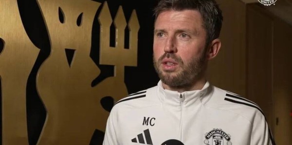 卡里克谈转正前景，改变曼联训练计划！战热刺更衣室为球迷剪发而战