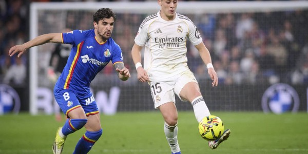 西甲-小熊失单刀两队补时各一人染红 皇马0-1遭两连败