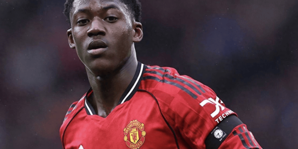 梅努在卡里克麾下迅速崛起，成为曼联中场新星。