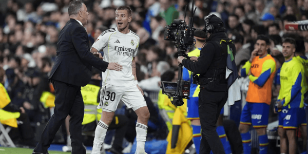 伯纳乌嘘声震天！皇马10亿阵容踢不过保级队，球迷怒喷：解散吧！