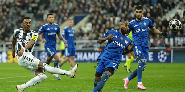 纽卡斯尔3-2卡拉巴赫 托纳利、乔林顿建功