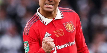 再见，曼联！欧冠三连冠巨星含泪离队，主动降薪展现职业典范