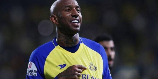 穆里尼奥再掀舆论狂潮，25分钟11打10换来0：0，裁判两度改变比赛