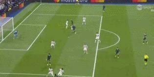 吕迪格抱摔哈兰德引爆欧冠争议！VAR只看一遍判点球，瓜迪奥拉暴怒现场