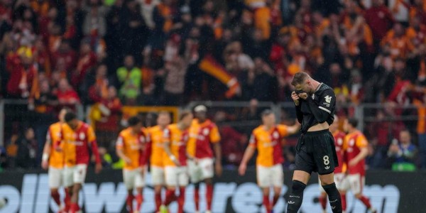 欧冠早报：10人尤文2-5 穆帅战皇马染红+维尼遭种族歧视