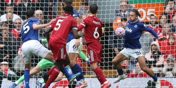 利物浦球员提前庆祝闹乌龙，萨拉赫错失良机引热议