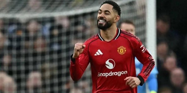 随着曼联3-2绝杀，维拉0-1小蜜蜂，热刺2-2曼城，英超积分榜出炉