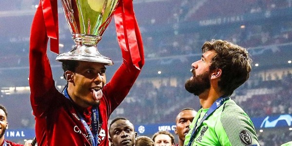 利物浦21世纪最佳11人！两代传奇合体，这阵容放现在能横扫欧洲？