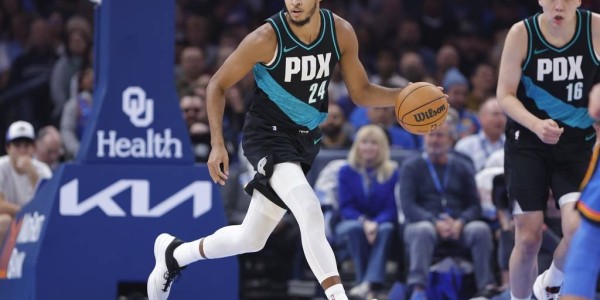 破三分荒！杨瀚森8+4+3 劝架+空接爆扣=融入球队