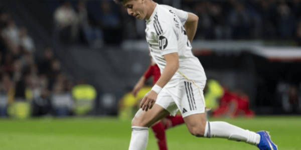 一场2-0，让西甲争冠峰回路转，巴萨高兴早了，姆巴佩追上C罗了