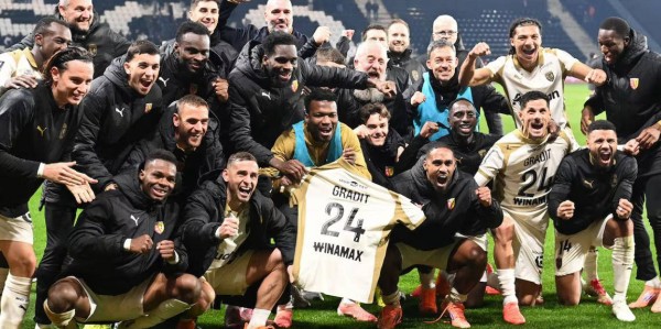 21年后再登法甲榜首！平民俱乐部朗斯能否撼动巴黎圣日耳曼霸权？