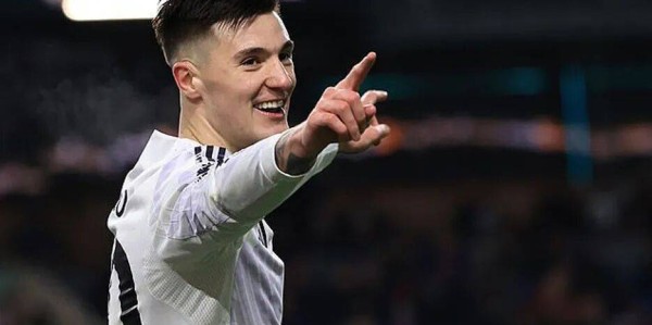 曼联2-2伯恩利继续丢分！弗莱彻激活谢什科还不够，球迷呼唤索帅