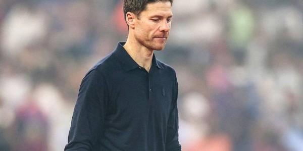 英超5轮不胜仅领先曼联1分，西媒曝利物浦联系阿隆索，斯洛特危险了