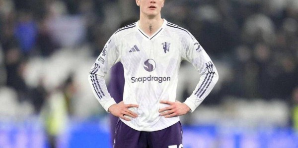 曼联一人被嘘离场恐失主力位置！卡里克考虑变阵，谢什科理应首发