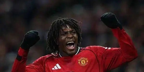 合适的才是最重要！曼联险胜纽卡斯尔跃居死敌之上，4后卫阵型发挥出色