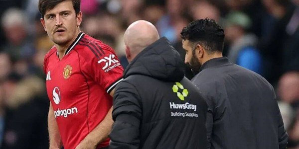 阿莫林离谱操作毁了曼联！B费踢后腰芒特打边卫，几乎场场换中卫